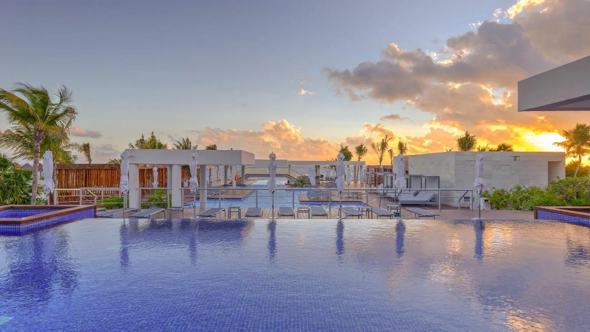 La Amada Residences Private Beach Getaway With Pools & Gym Cancun