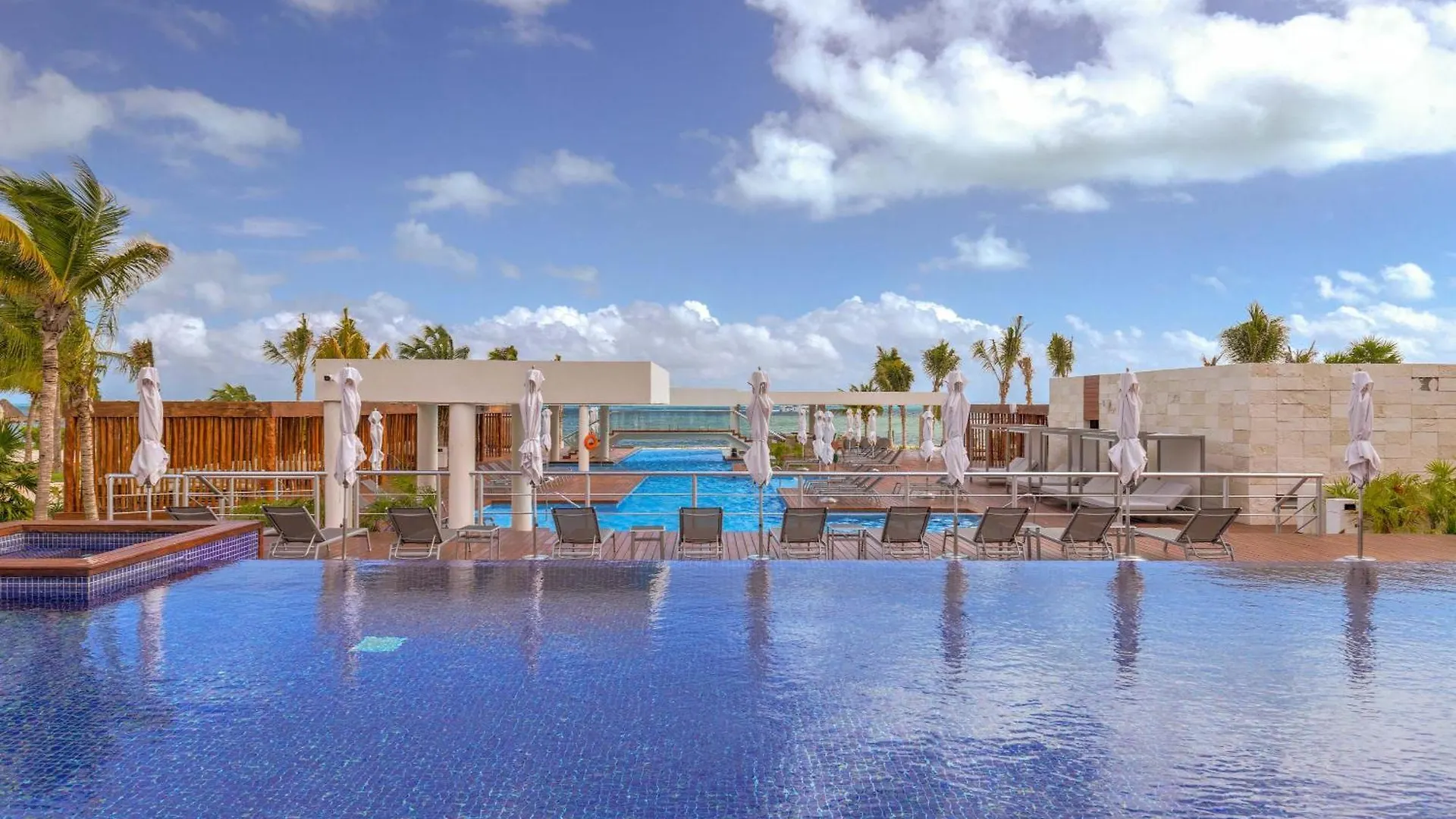 La Amada Residences Private Beach Getaway With Pools & Gym Cancun Apartment